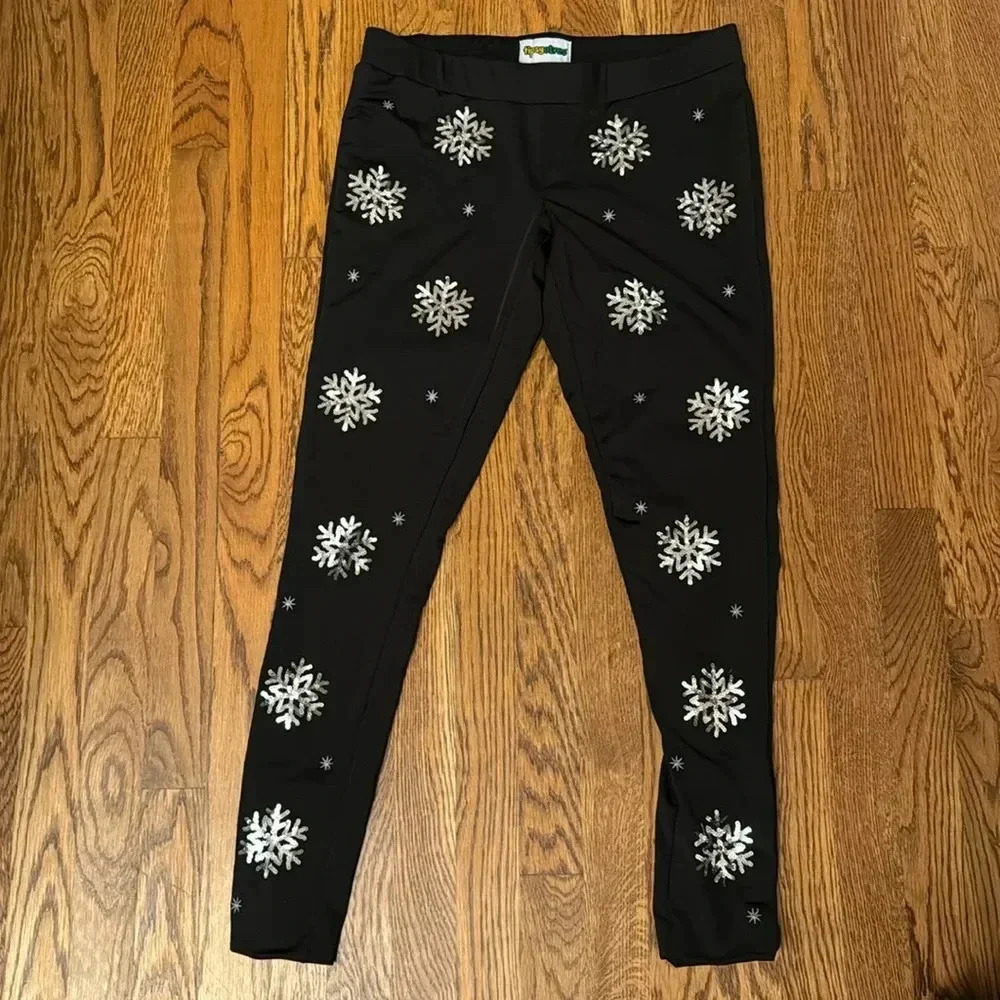 Tipsy Elves black lined silver snowflake leggings size large